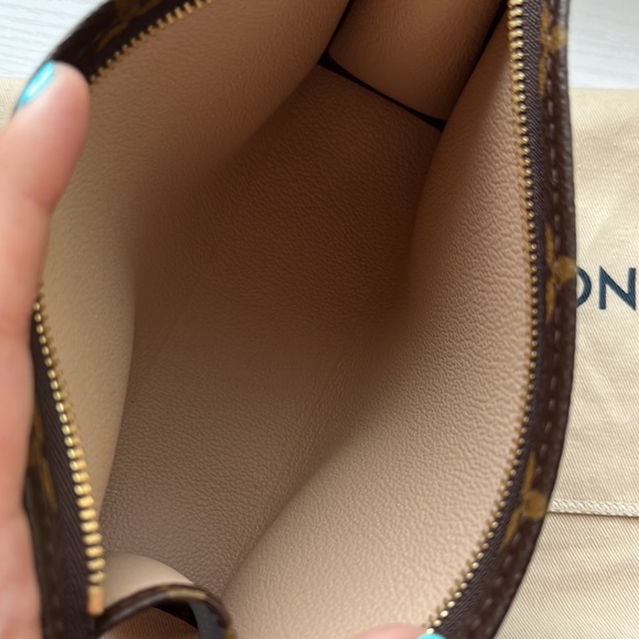 Louis Vuitton Monogram Toiletry Pouch 19 ✨ - Picture 6 of 7